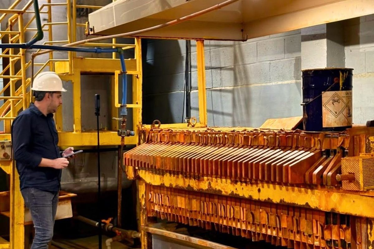 Inspeção técnica de equipamento industrial durante levantamento de riscos